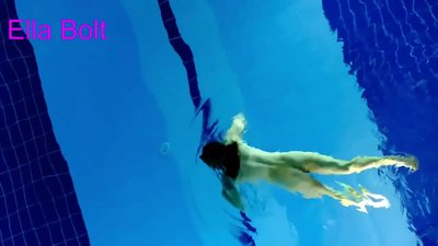Mwen pa ka sispann gade, jèn blond bare naje toutouni nan pisin resort ELLA BOLT