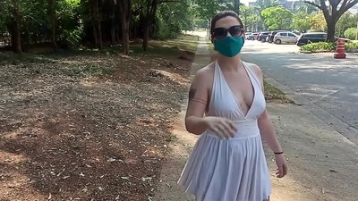 Nidite piblik: yon ti fi soti nan Larisi eseye wete rad sou li nan lari yo nan Rio de Janeiro. Li prèske jwenn arete.